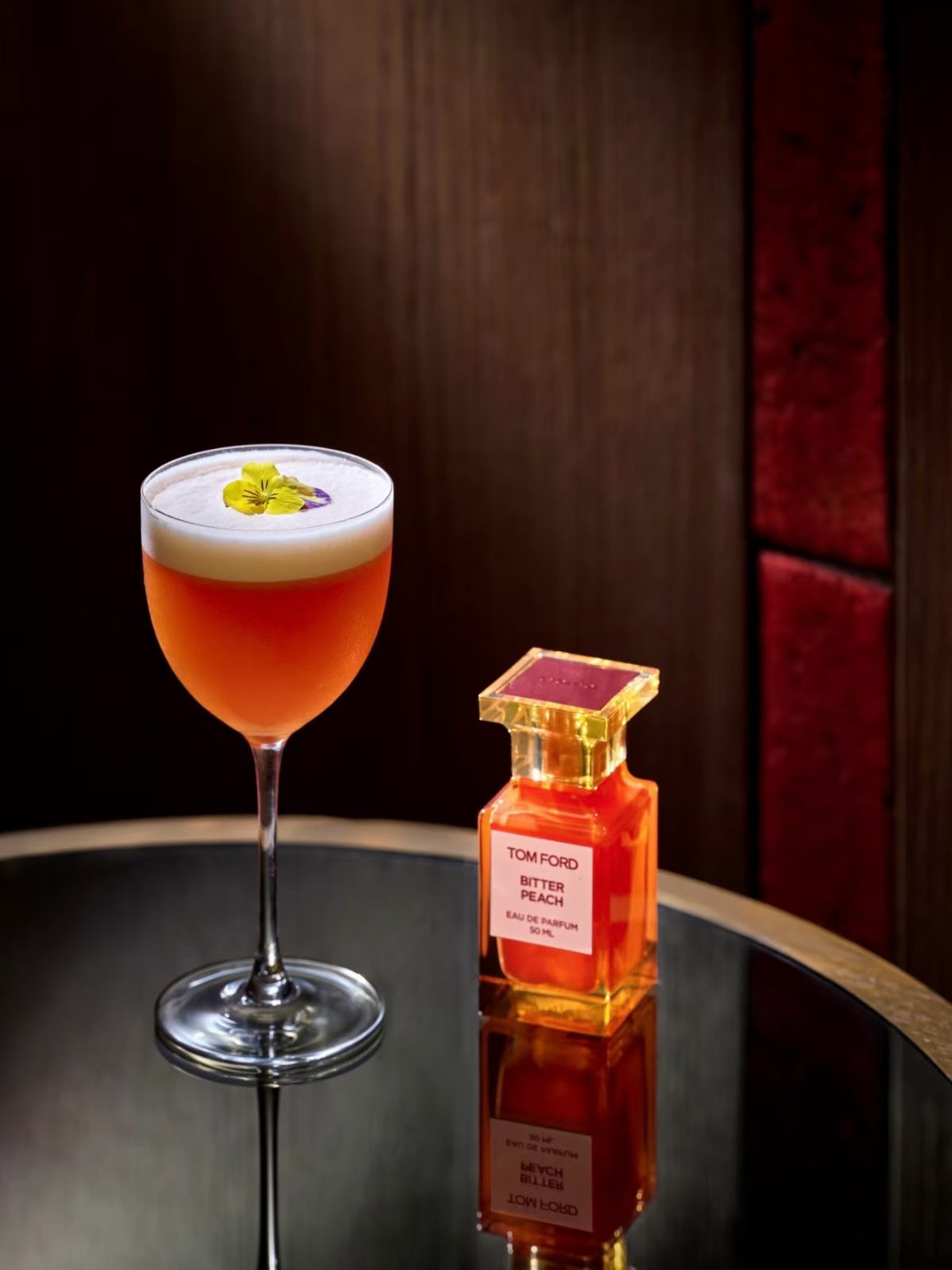 TOM FORD Electric Cherry香氛与红色鸡尾酒